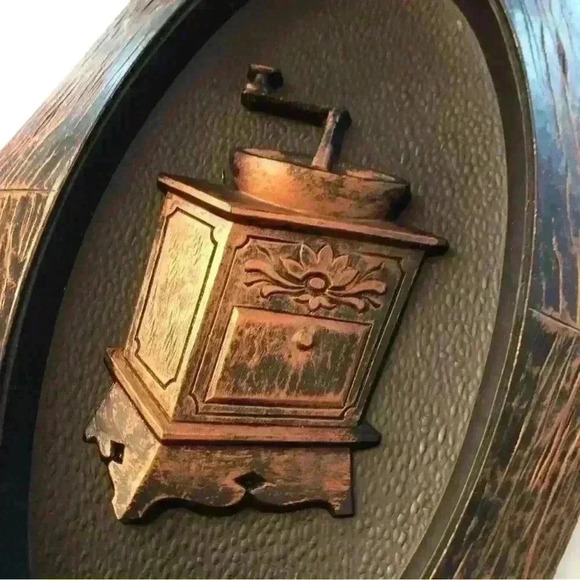 Set of 2  1974 Coppercraft Guild resin wall plaques with copper painted finish - Picture 6 of 9